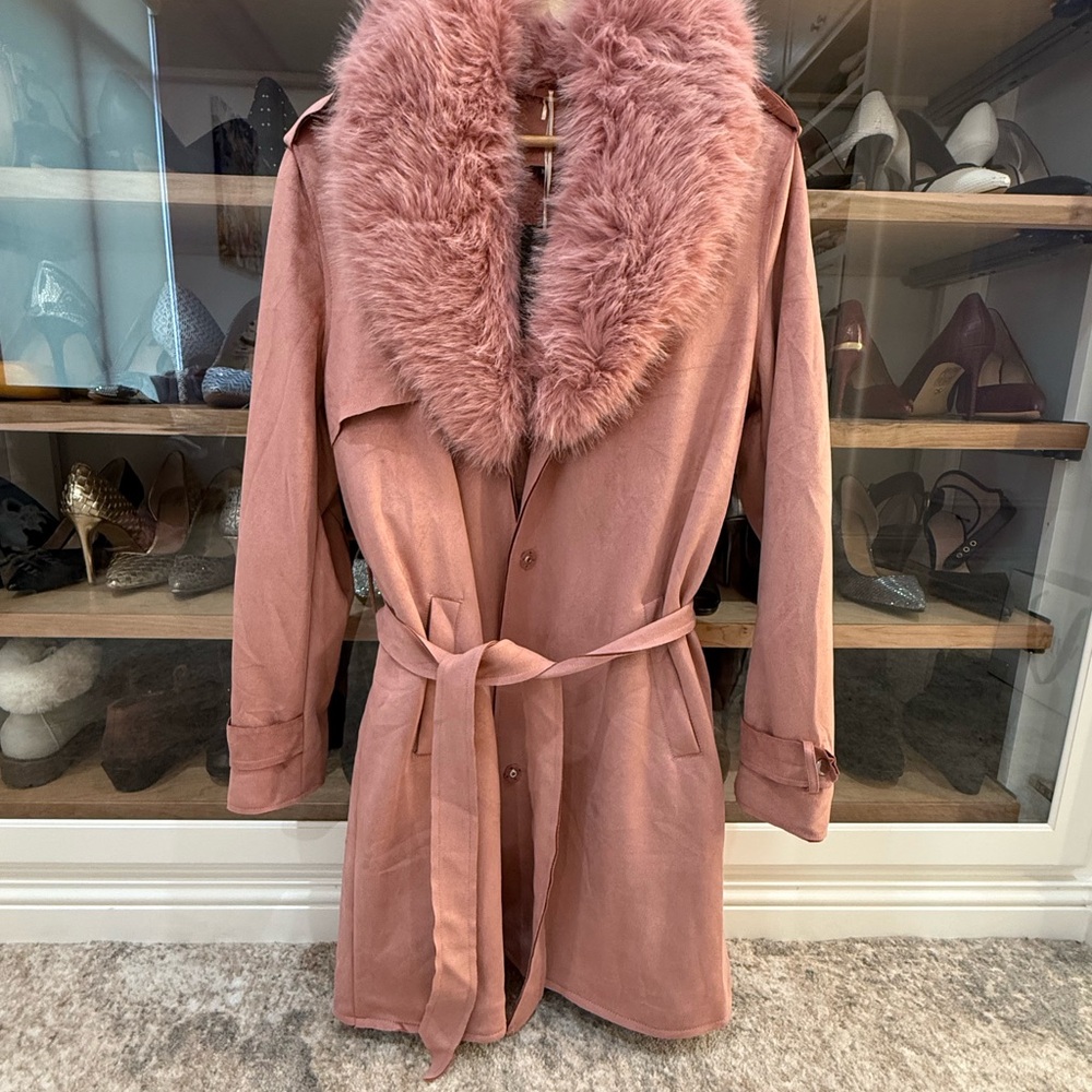 Elegant Pink Trench Coat with Faux Fur Collar